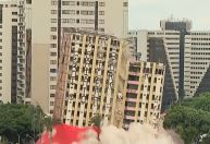 Veja momento da implosão do primeiro hotel de luxo de Brasília