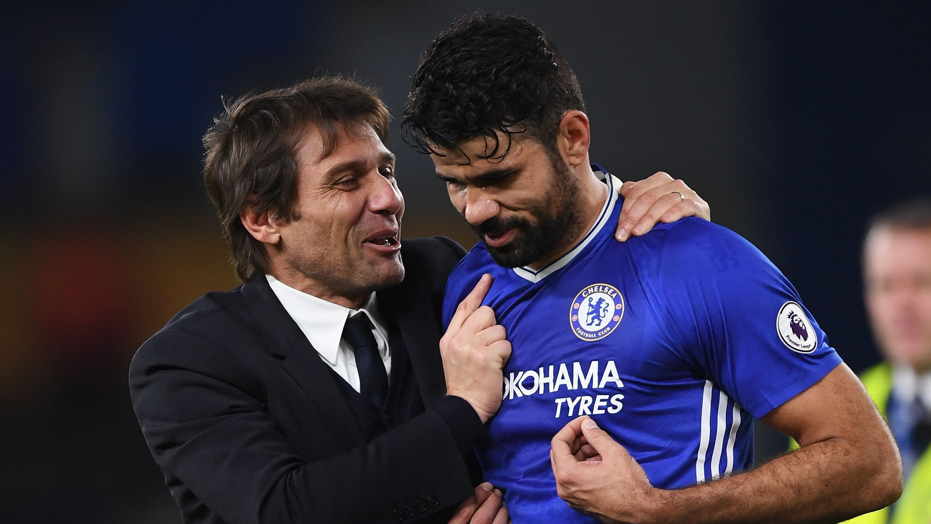 Diego Costa conversa com Antonio Conte após jogo do Chelsea em 2016