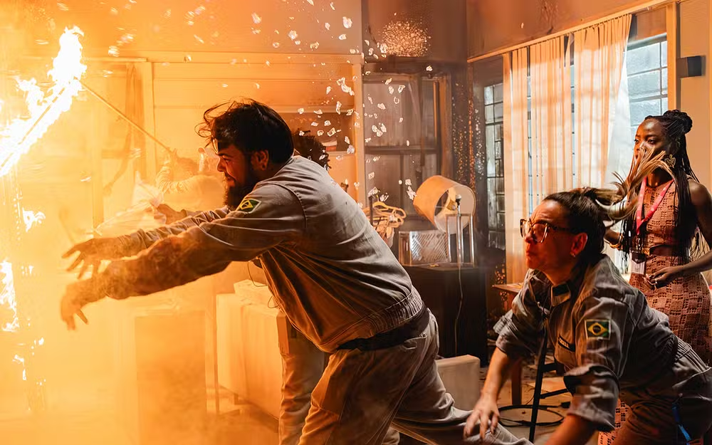 Equipe técnica cuida para que parede de vidro seja estourada em cena de incêndio em "Dona de Mim" • Bia Rodrigues/Globo