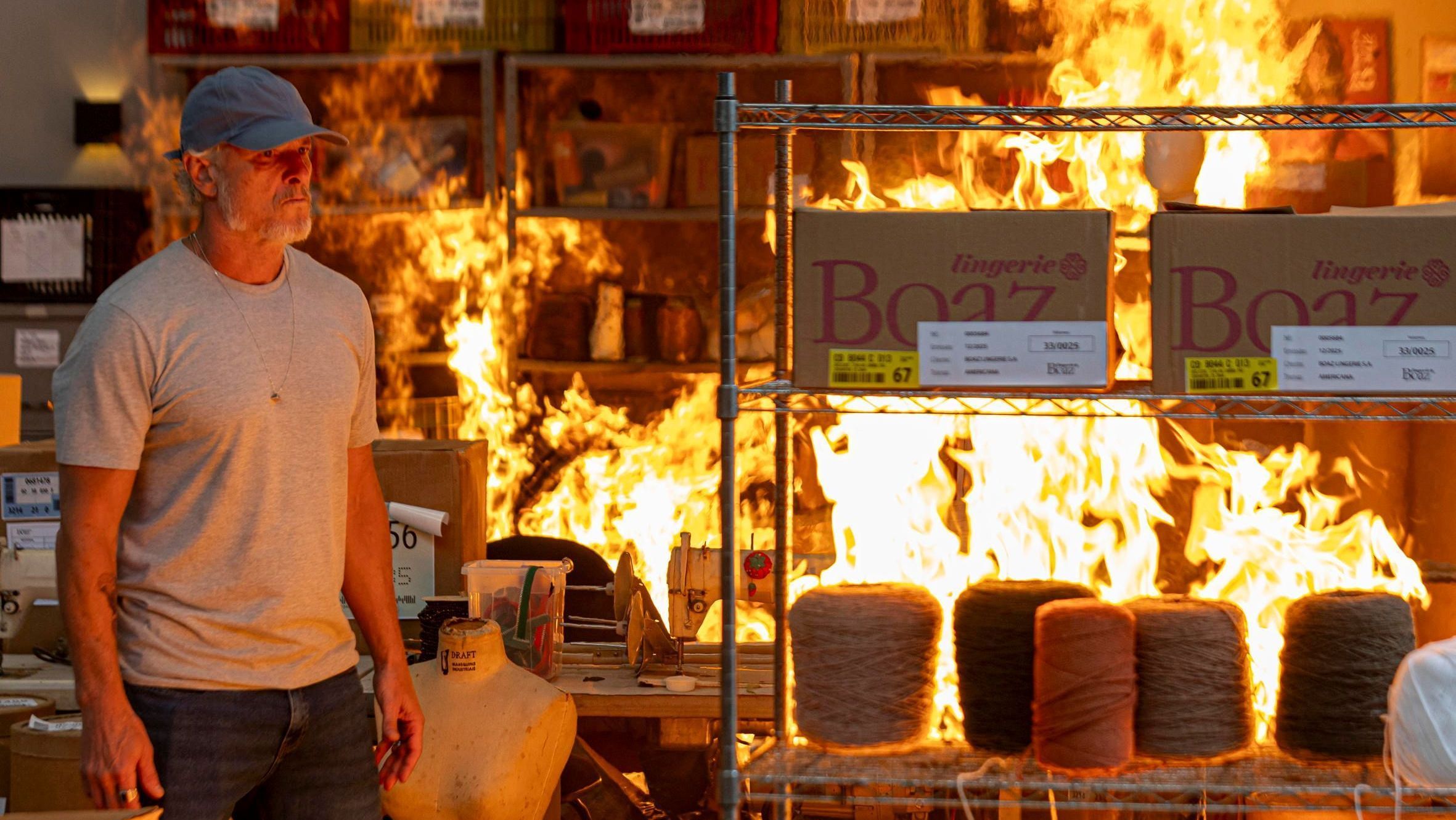 Jaques (Marcello Novaes) coloca fogo na fábrica Boaz.