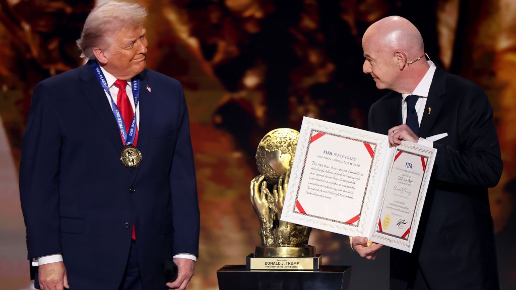 Donald Trump recebe de Gianni Infantino o Prêmio da Paz da Fifa