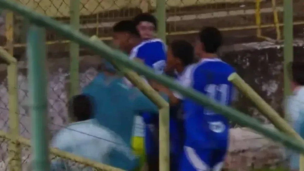 Comemoração do gol de Fernando, já no fim do jogo, que garantiu classificação do Cruzeiro para o mata-mata