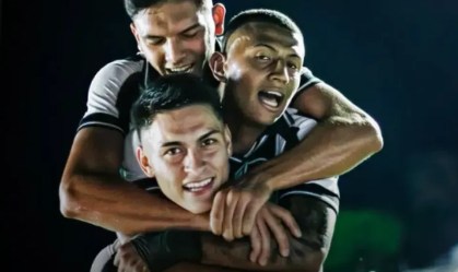 Time do Botafogo celebra gol diante do Estrela de Março