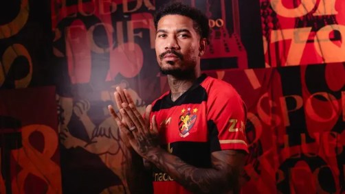 Volante Zé Gabriel posa com a camisa do Sport