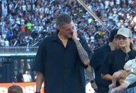 Pablo Vegetti se emociona em São Januário na despedida do Vasco
