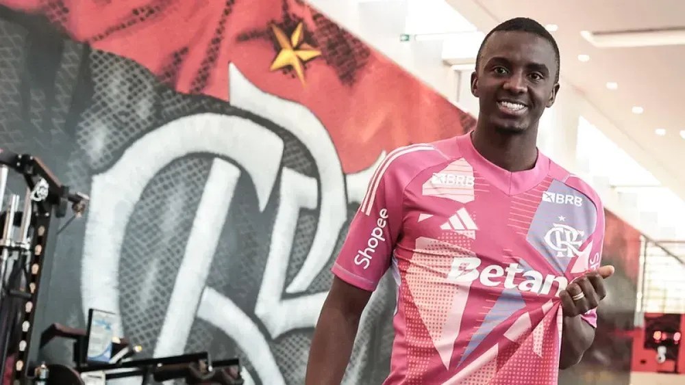 Andrew foi apresentado oficialmente como novo goleiro do Flamengo
