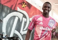 Novo goleiro do Flamengo é apresentado e faz revelação sobre negociação