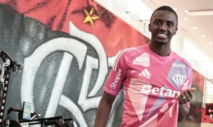 Novo goleiro do Flamengo é apresentado e faz revelação sobre negociação