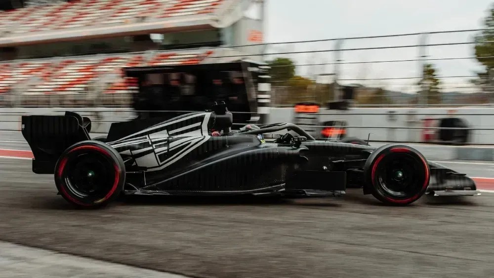 Cadillac em ação durante shakedown da Fórmula 1 em Barcelona