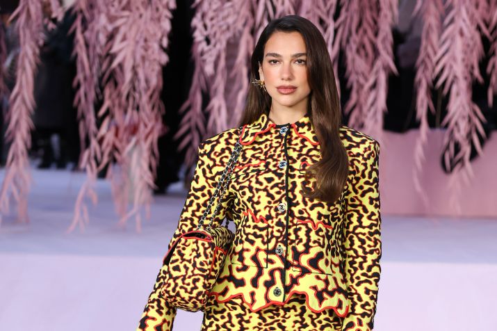 Dua Lipa no desfile da Chanel Primavera/Verão 2026 • Corbis/Corbis via Getty Images