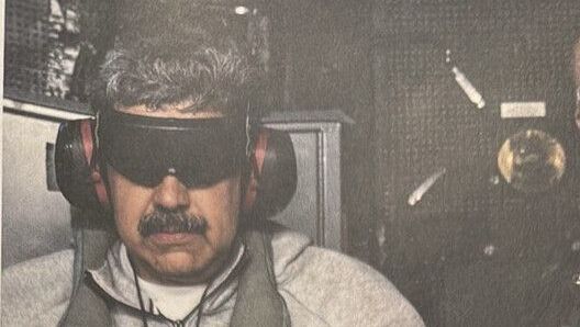 Donald Trump, presidente dos EUA, publica foto na rede social Truth Social do que parece ser Nicolas Maduro a bordo do USS Iwo Jima após captura do ditador na Venezuela • @realDonaldTrump