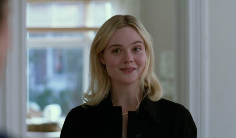 Elle Fanning em "Valor Sentimental" • Reprodução