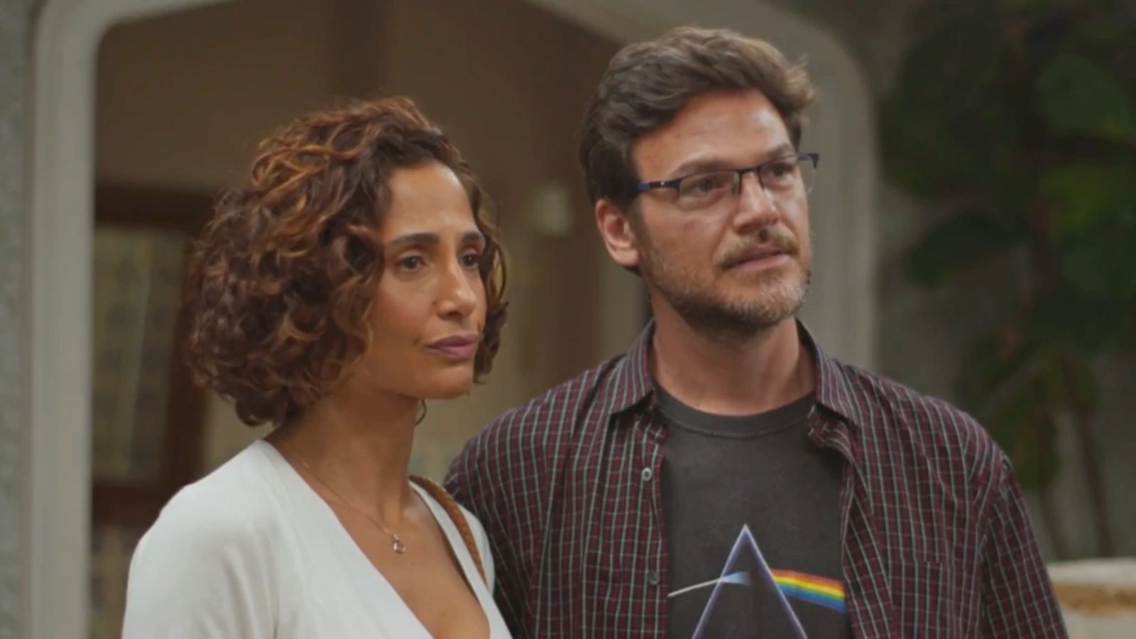 Ellen (Camila Pitanga) e Hudson (Emílio Dantas) estão foragidos • Reprodução/Globoplay