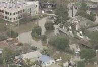 Enchentes deixam ruas submersas na Califórnia