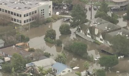Enchentes deixam ruas submersas na Califórnia
