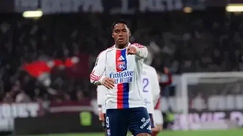 Endrick comemora um de seus três gols contra o Metz, pela Ligue 1