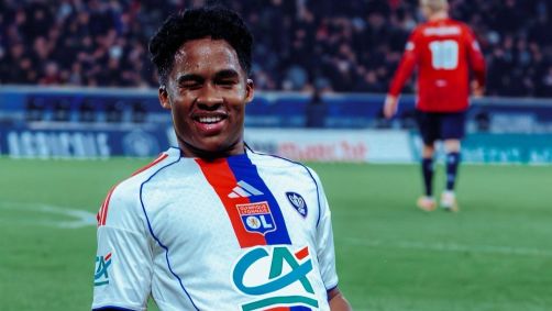 Endrick celebra seu primeiro gol pelo Lyon, na partida contra o Lille