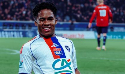 Endrick celebra seu primeiro gol pelo Lyon, na partida contra o Lille