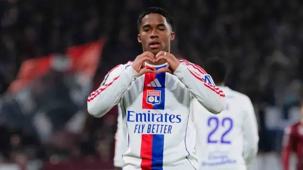 Endrick comemora gol pelo Lyon contra o Metz