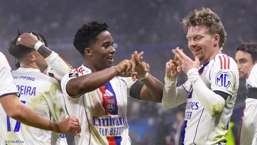 Endrick e Pavel Sulc comemoram gol do Lyon sobre o Stade Brestois