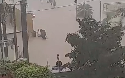O casal e três crianças foram retirados do veículo e resgatados em segurança, sem registro de ferimentos