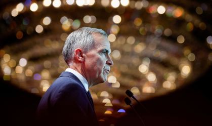 Primeiro-ministro canadense, Mark Carney, discursando em Pequim em 16/01/2026