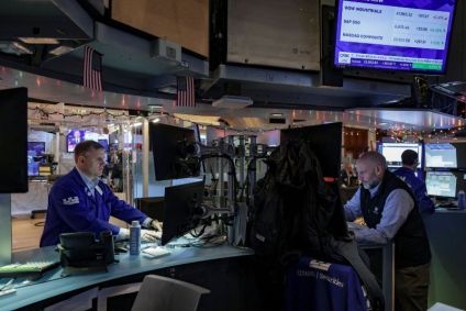 Operadores trabalham na bolsa de Nova York em 2 de janeiro de 2026