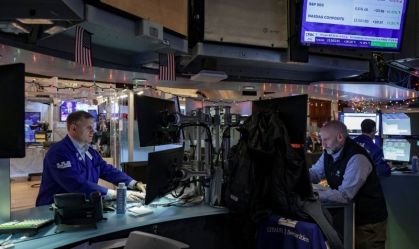 Operadores trabalham na bolsa de Nova York em 2 de janeiro de 2026