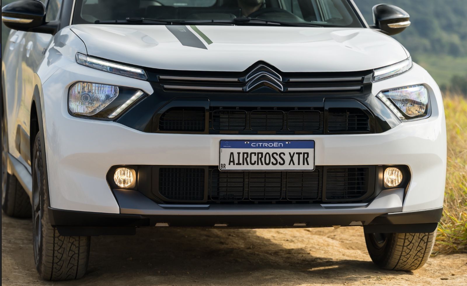 Faróis têm lâmpadas halógenas com DRL em LED • Divulgação