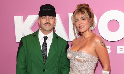 Feid e Karol G foram juntos ao lançamento do "Karol G: Tomorrow Was Beautiful", da Netflix, em Nova York