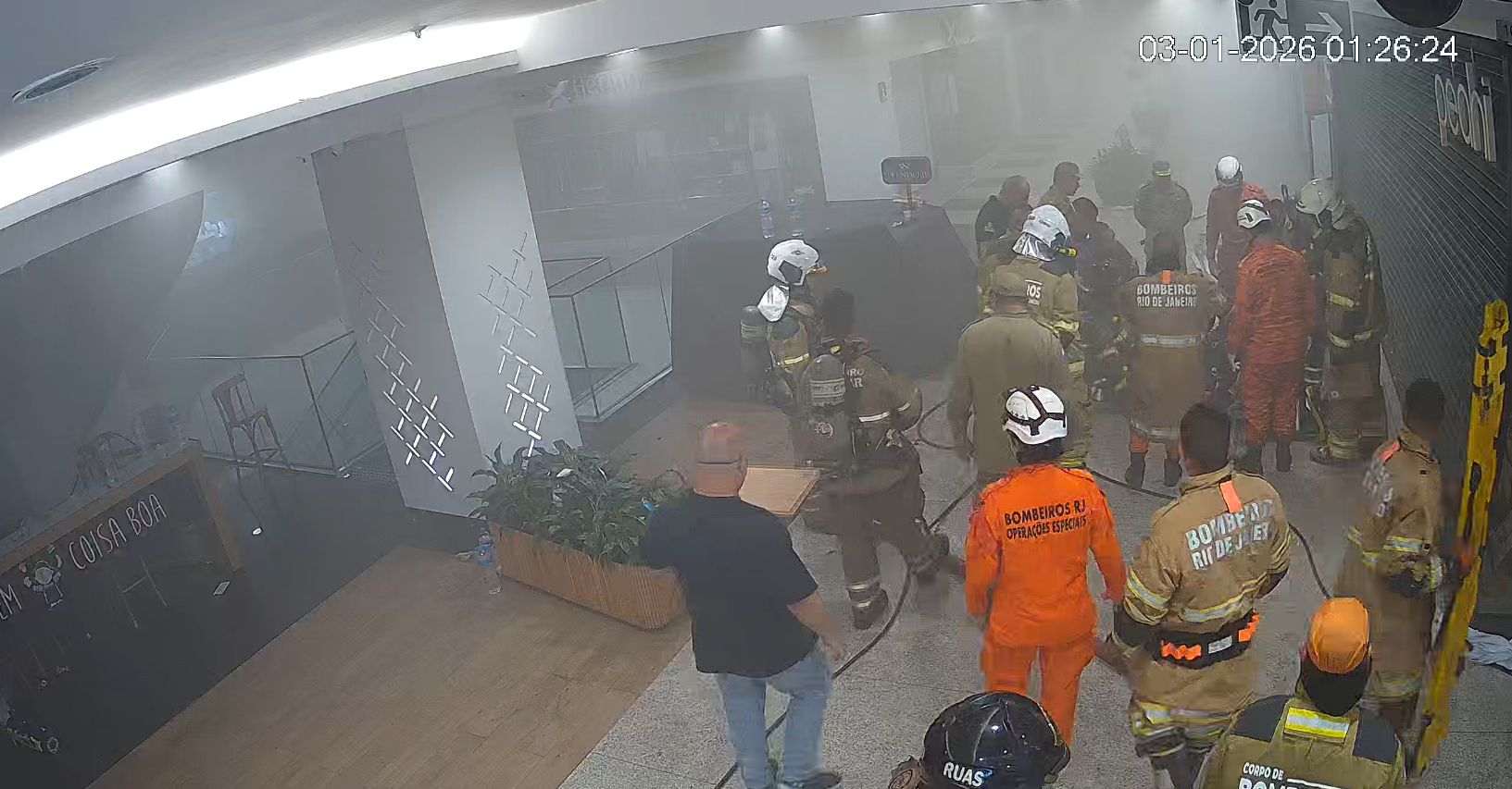 Imagem de destaque do post: Câmeras registram ação de brigadistas em incêndio no Shopping Tijuca