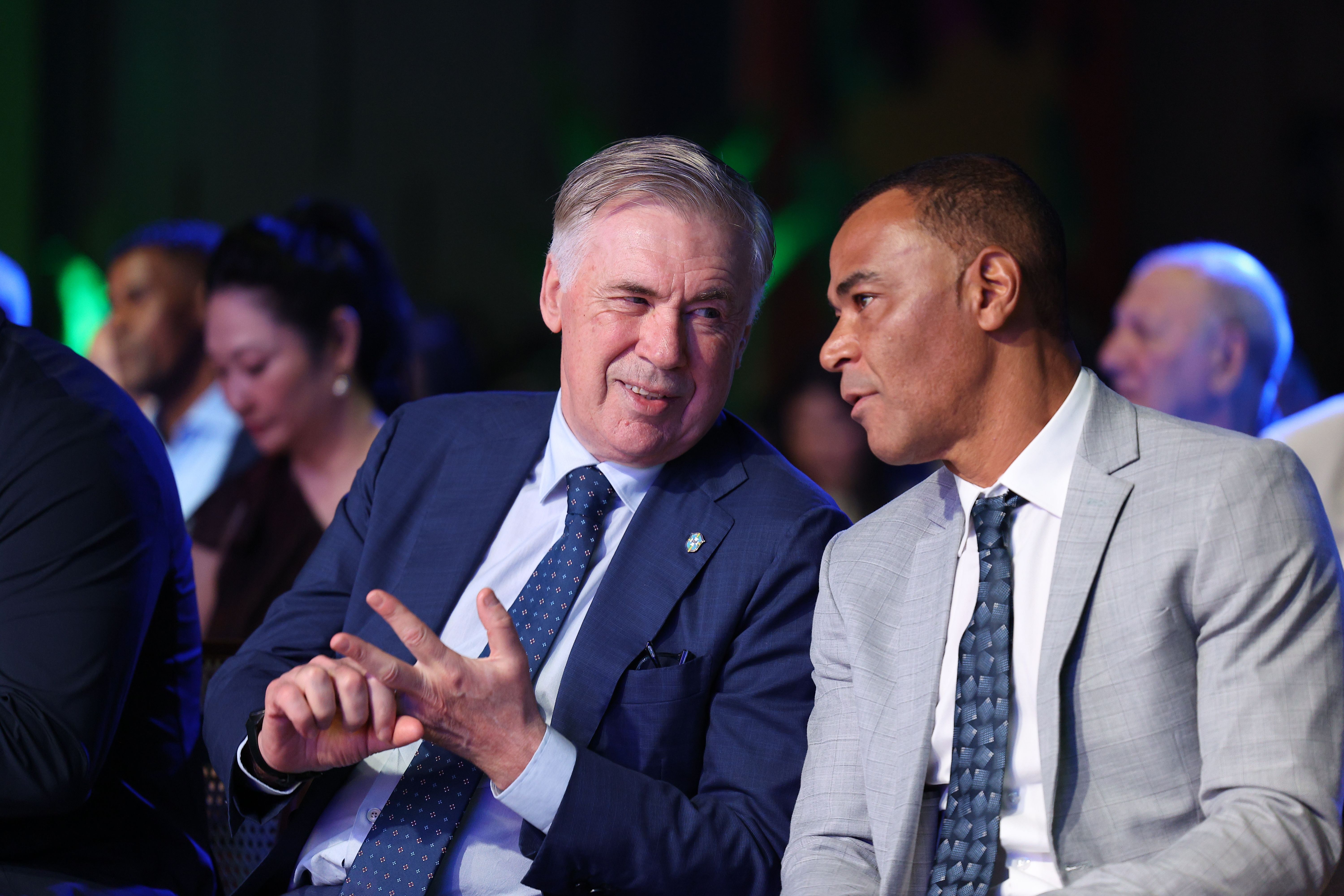 Carlo Ancelotti e Cafu durante evento de lançamento da marca da Copa do Mundo Feminina de 2027