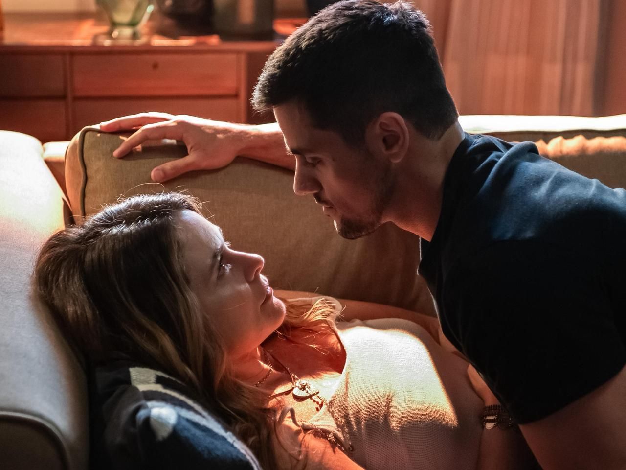 Filipa (Claudia Abreu) sonha com Danilo (Felipe Simas) • Globo/ Divulgação