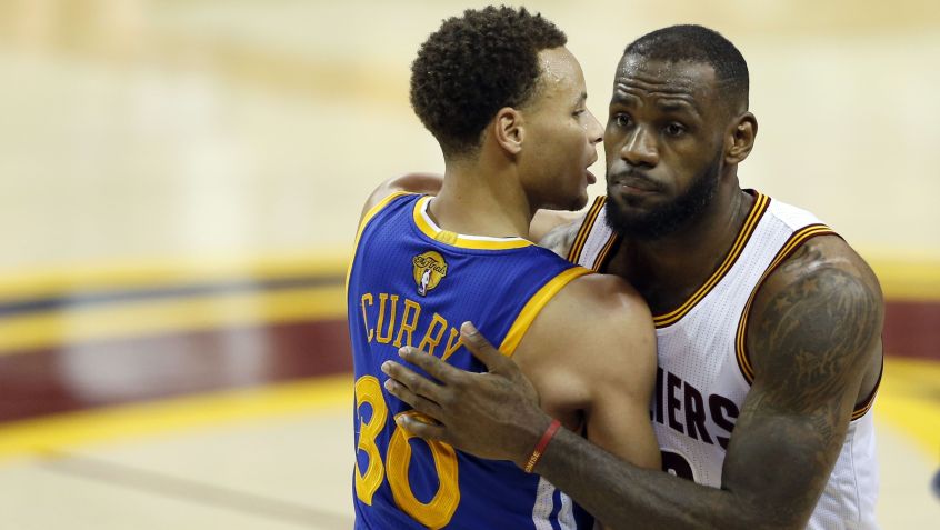 Stephen Curry e LeBron James nas finais de 2015 da NBA • RAY CHAVEZ/MediaNews Group/Bay Area News via Getty Images