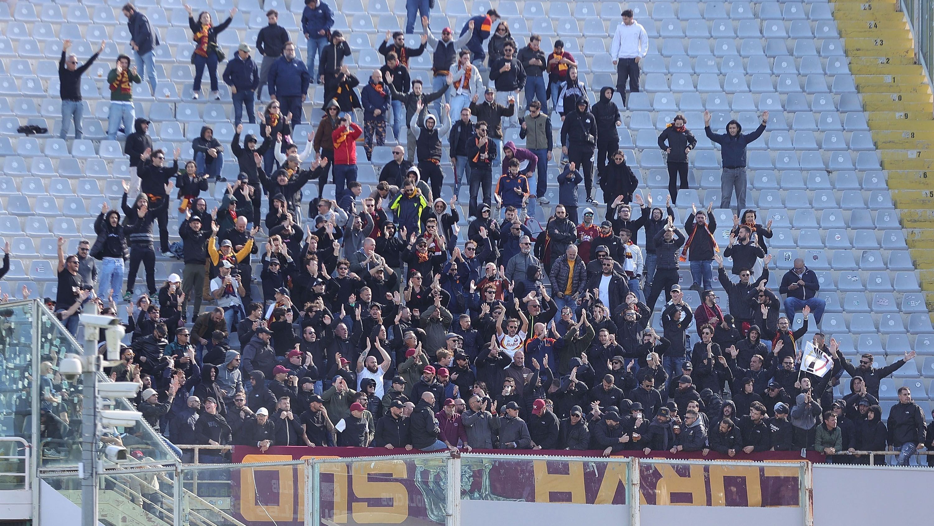 Torcedores da Roma em jogo contra a Fiorentina, na cidade de Florença, em 2025
