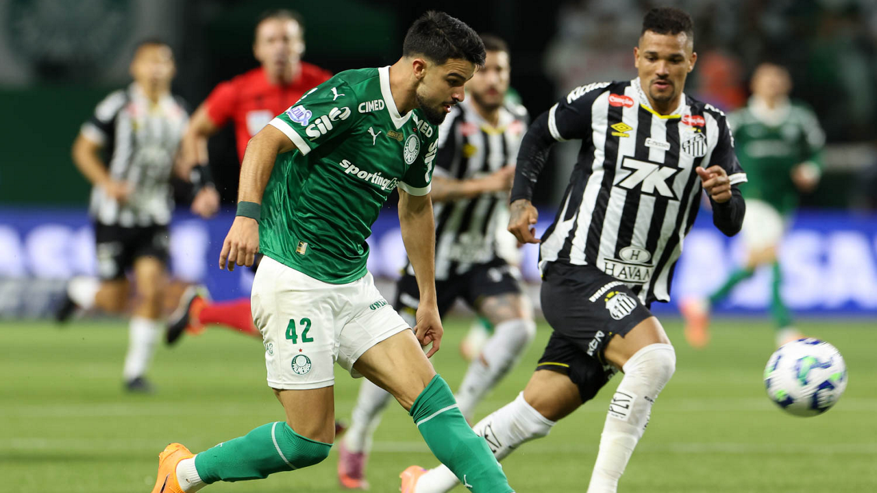 Flaco e Zé Ivaldo disputam bola em clássico