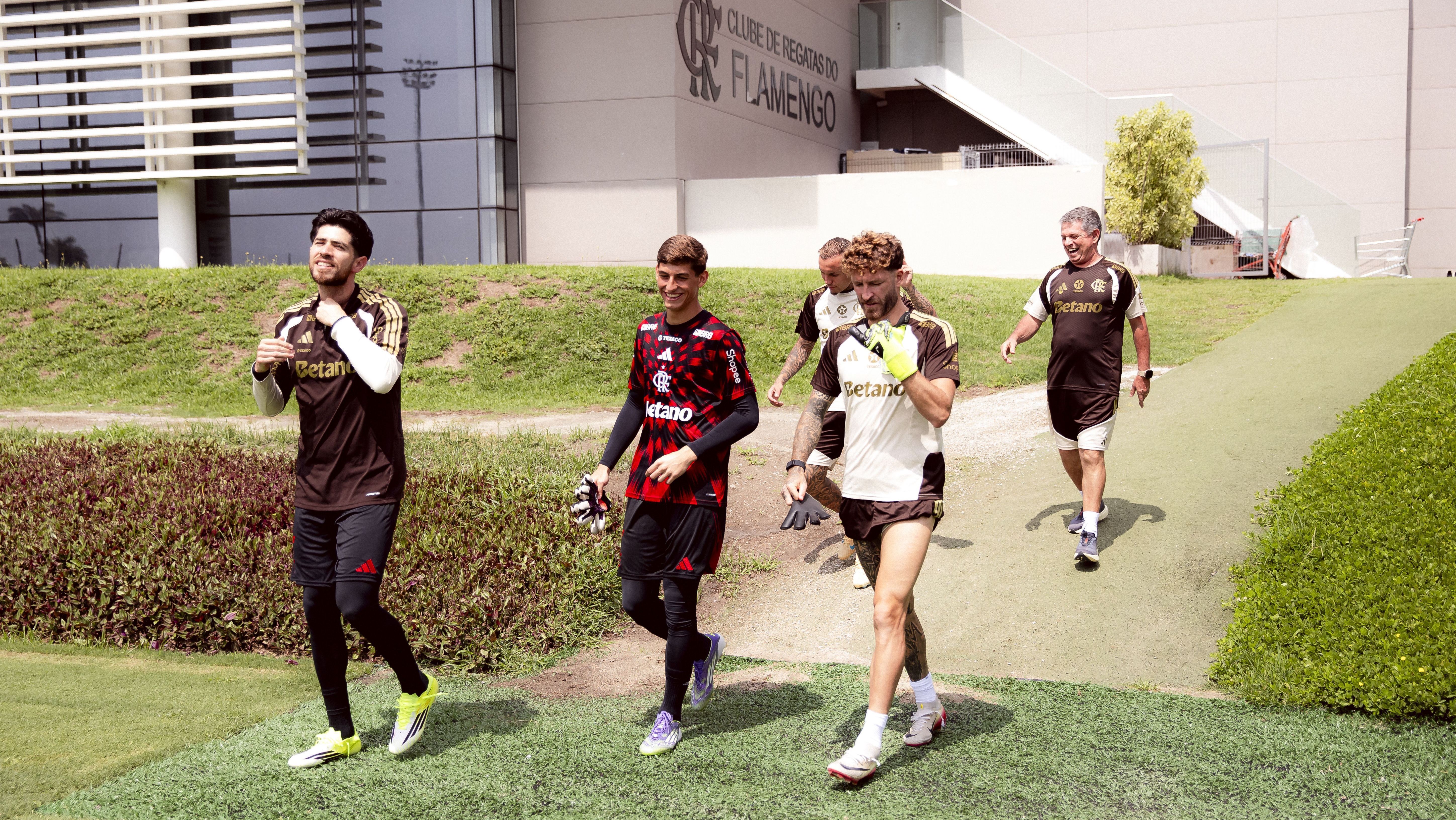 Jogadores durante último treino do Flamengo antes de viagem a São Paulo