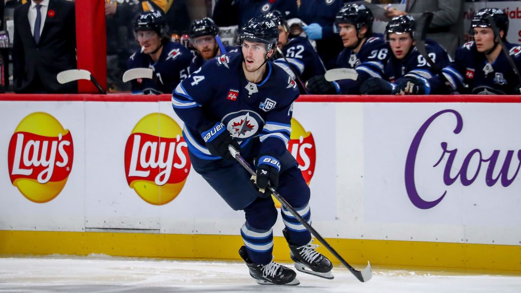 Haydn Fleury em partida do Winnipeg Jets na NHL