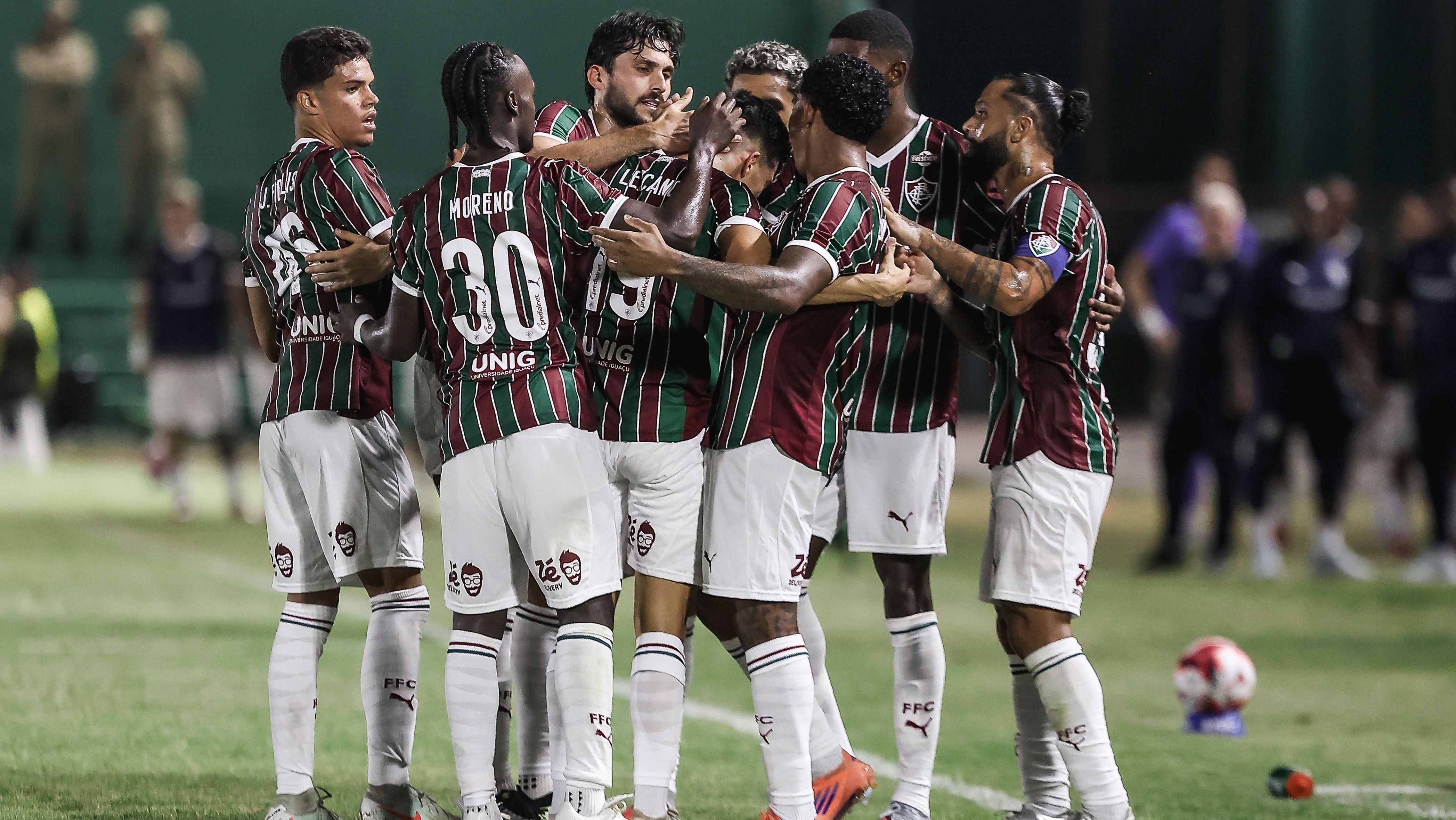 Jogadores do Fluminense abraçam Lezcano após o primeiro gol da vitória sobre o Madureira