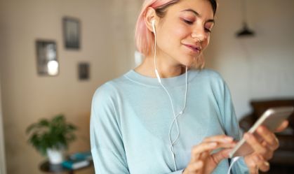 Por que os fones de ouvido com fio estão voltando à moda