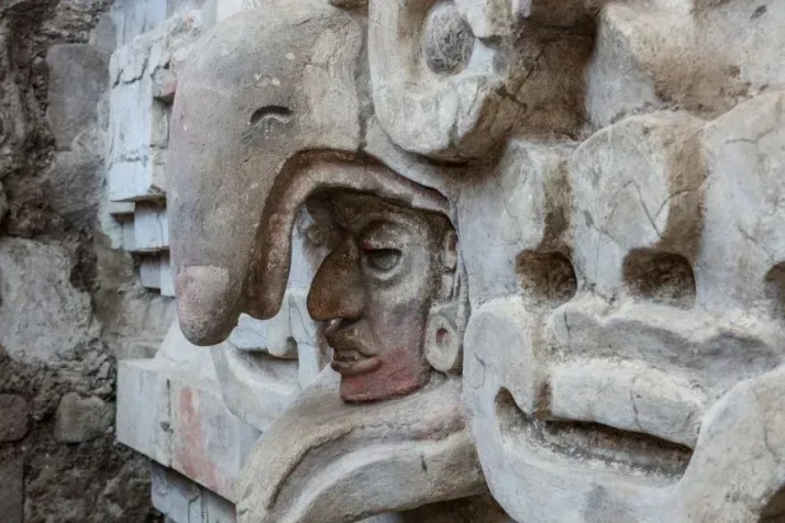 A escultura da coruja fica acima da entrada da antecâmara • Divulgação/ Luis Gerardo Peña Torres INAH