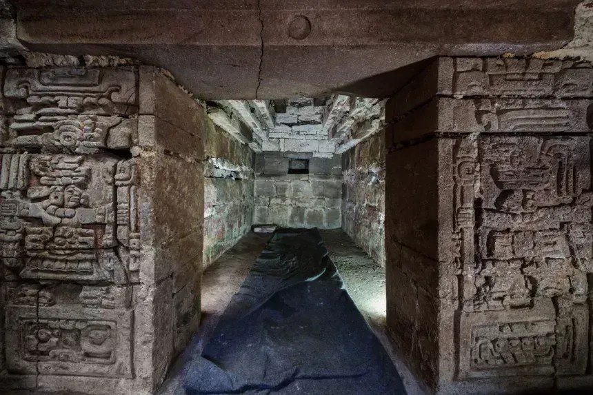 O limiar da câmara funerária é decorado com entalhes complexos • Divulgação/ Luis Gerardo Peña Torres INAH