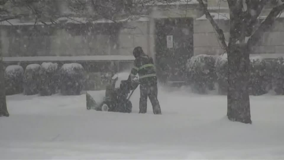 frio atinge estados americanos enquanto tornado atinge a Flórida
