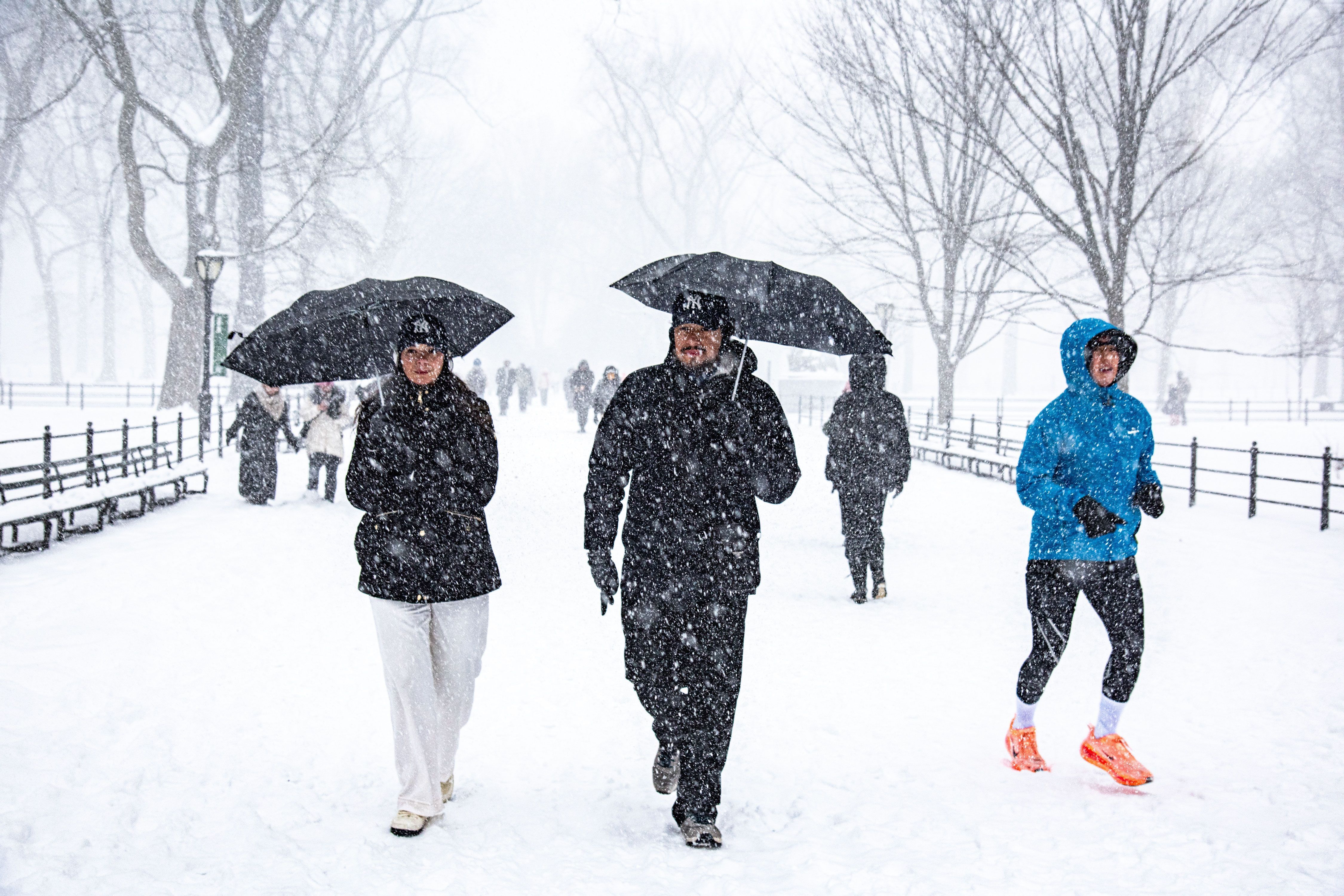 Nova-iorquinos e turistas enfrentam o frio para aproveitar o Central Park enquanto uma tempestade de inverno traz neve e temperaturas baixas para a cidade