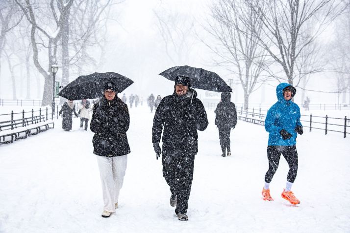 Nova-iorquinos e turistas enfrentam o frio para aproveitar o Central Park enquanto uma tempestade de inverno traz neve e temperaturas baixas para a cidade • Laura Brett/ZUMA Press Wire