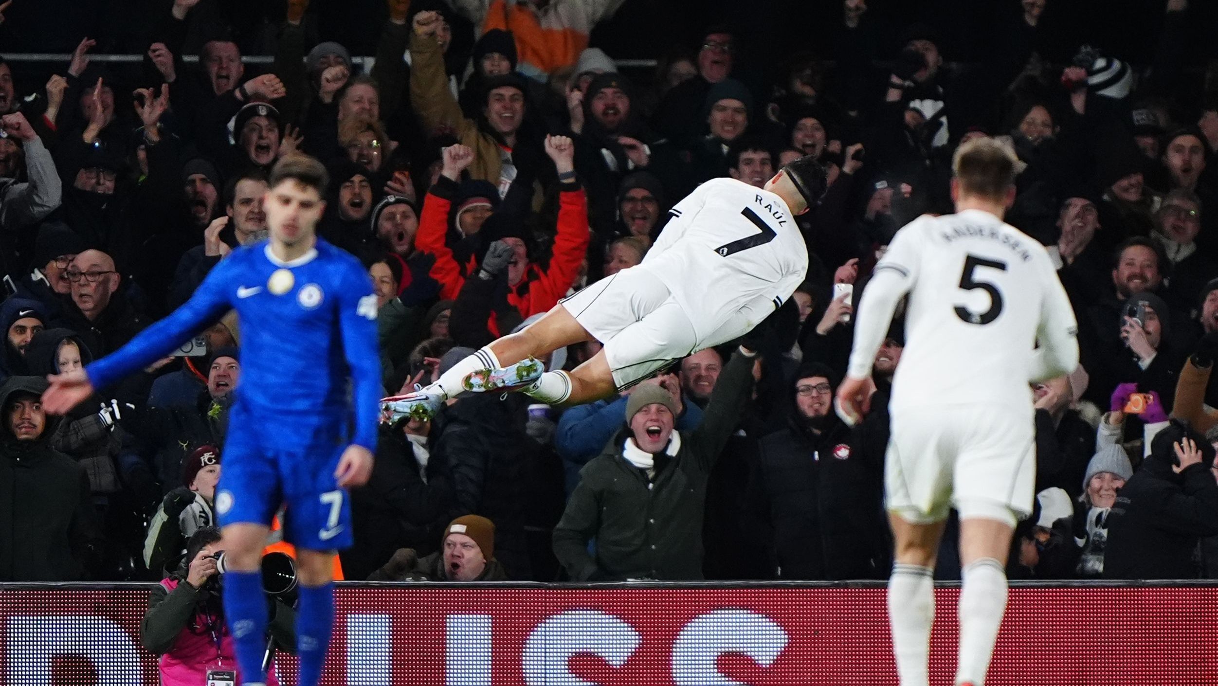 Raul Jimenez comemora gol contra o Chelsea