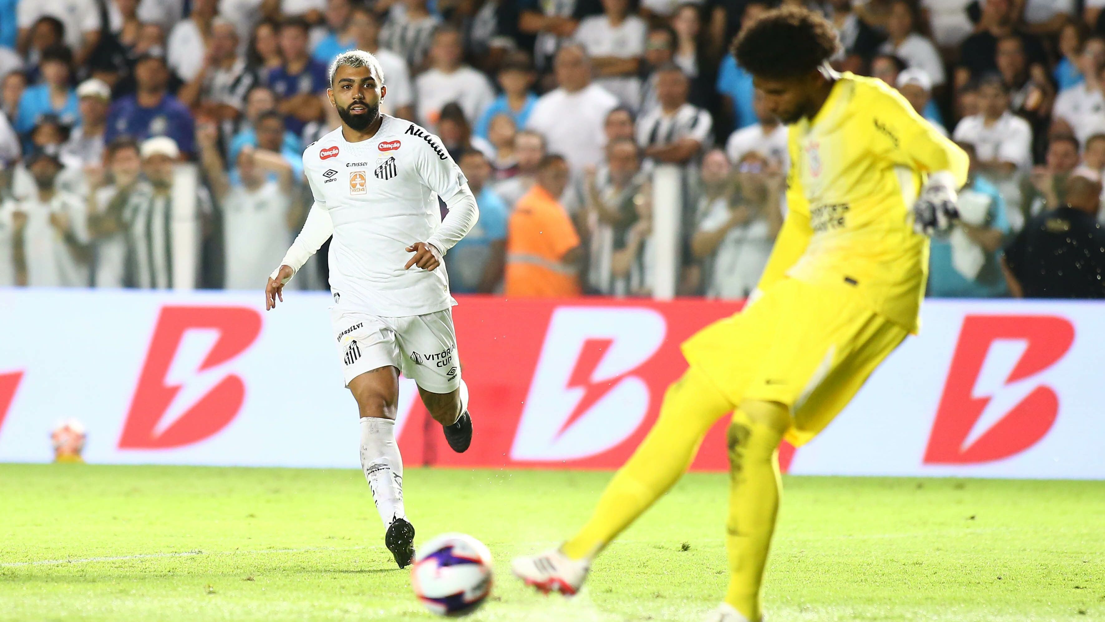 Gabigol e Hugo Souza protagonizaram o empate entre Santos e Corinthians