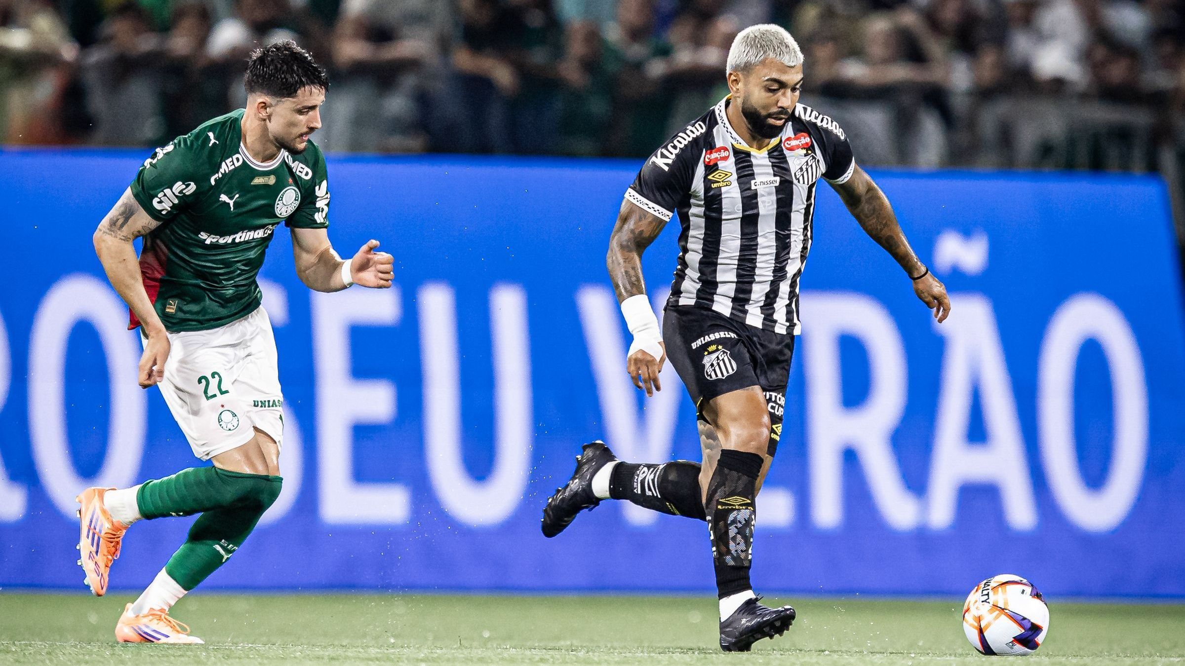 Gabigol durante jogo contra o Palmeiras pelo Paulistão; atacante iniciou a partida no banco de reservas