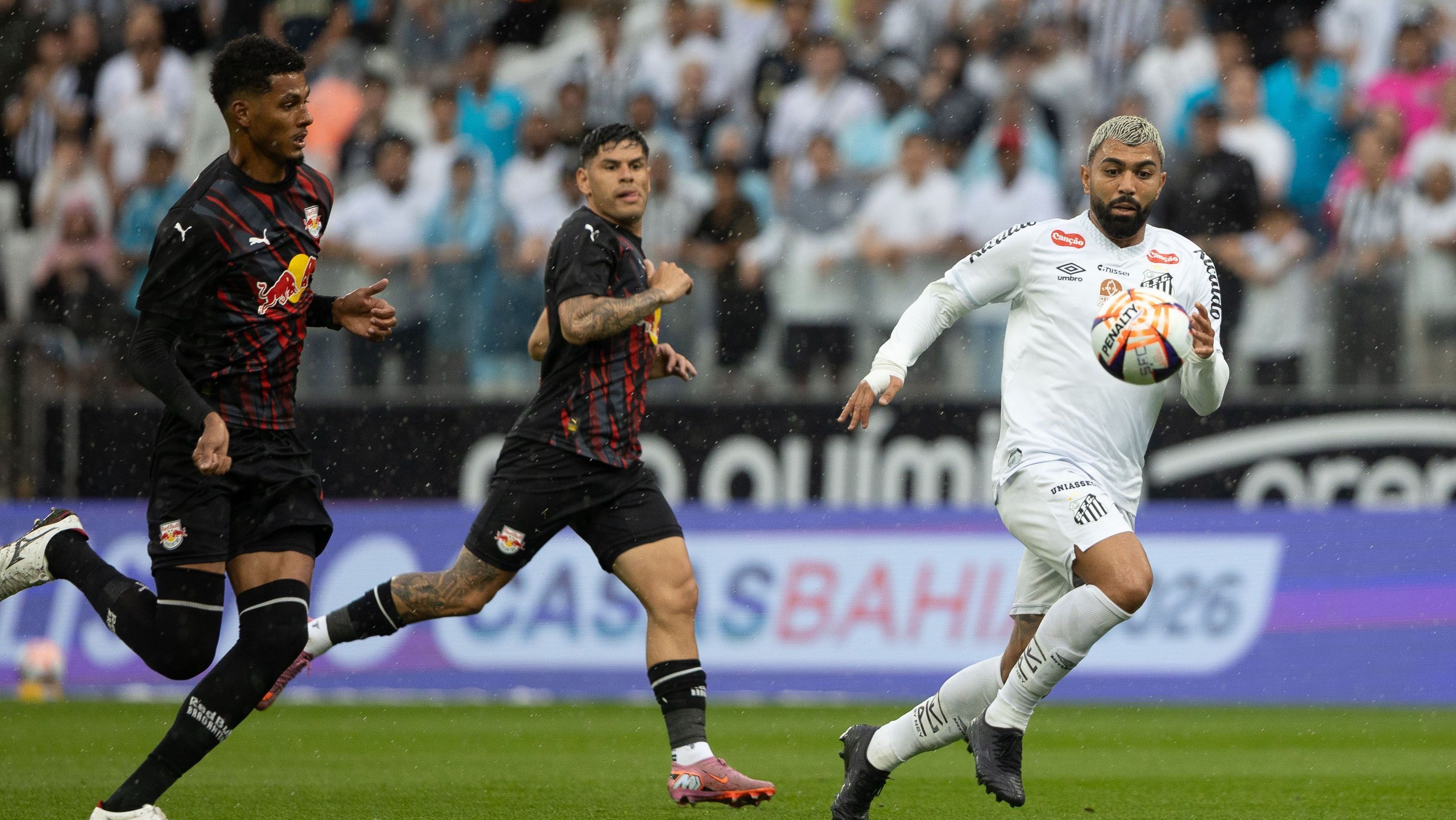 Gabriel, atacante do Santos, disputa bola com jogadores do Bragantino