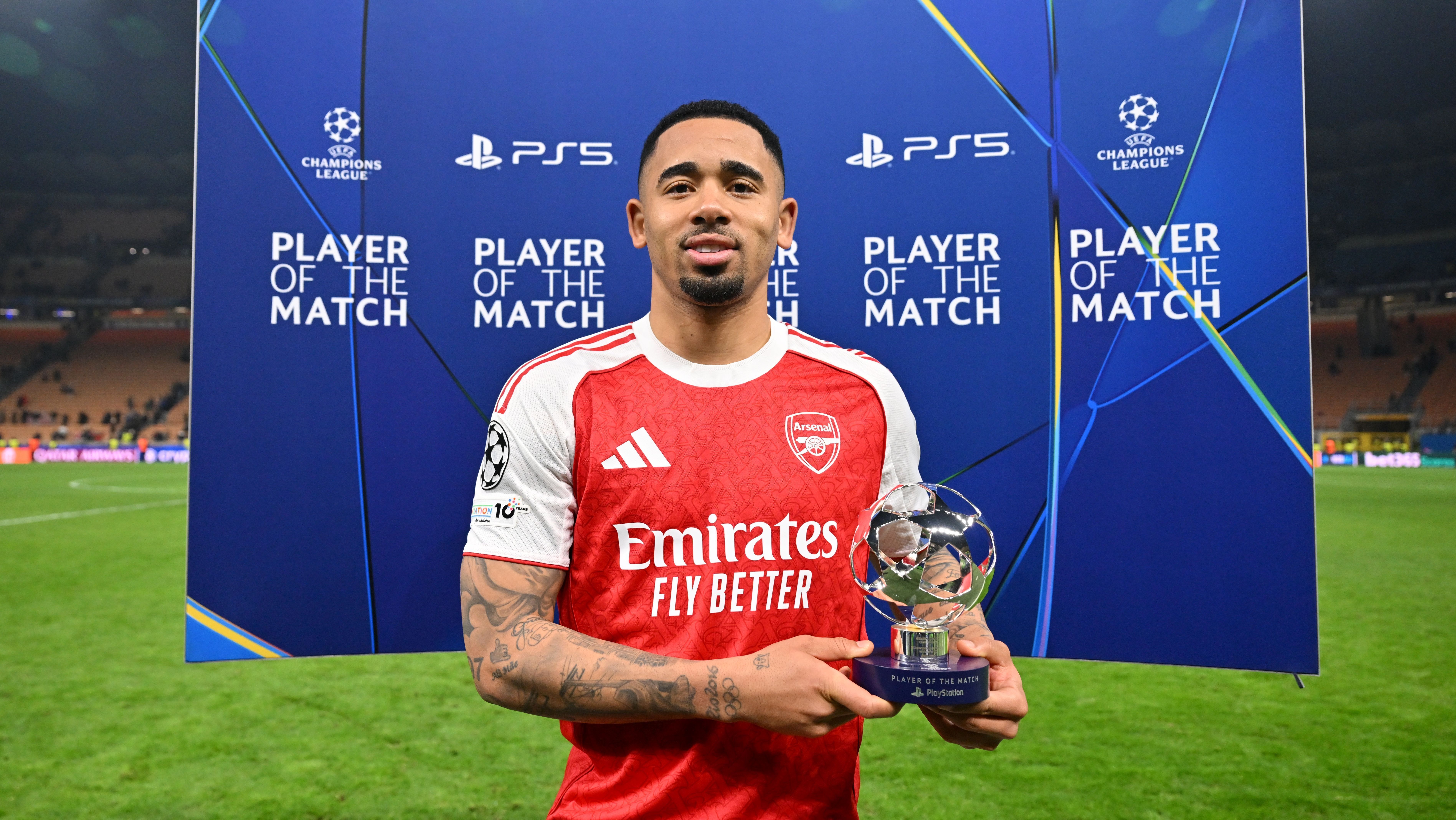 Gabriel Jesus com o troféu de melhor em campo na vitória do Arsenal sobre a Inter de Milão